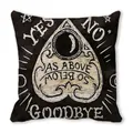 Detail van Ouija-bord patroon op zwarte vierkante kussenhoes met occulte symbolen - Ouijabord (2)