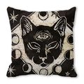 Gedetailleerde close-up van een kussenhoes met mystieke zwarte kat en maanfasen design - Drieogige Zwarte Kat (4)