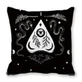 Détail de coussin noir avec imprimé blanc de serpent, chauve-souris et œil mystique - Serpents Jumeaux & Phases Lunaires (7)