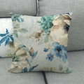 Detailopname van blauwe aquarelbloemen en vogelpatronen op een linnen kussensloopstof - Aquarel Blauwe Bloem Stijl (1)