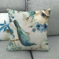 Detail van de blauwe vogel en inktbloemenprint op een rustieke linnen kussensloop - Blauwe Vogel op Tak Stijl (2)