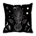 Vue détaillée d'une housse de coussin gothique corbeau noir avec motifs lune et étoiles - Corbeau & Dague (9)