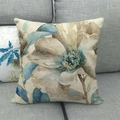 Linnen kussensloop met blauwe aquarelbloemen en vogels met gouden details op bank - Grote Aquarel Bloem Stijl met Gouden Rand (4)