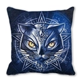 Détail de la housse de coussin carrée avec chat noir mystique et motifs de tarot gothique - Tête de Chat Astrolabe (20)