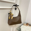 Sac hobo marron foncé en cuir grainé avec foulard en soie vintage décoratif - Marron
