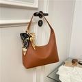 Sac hobo marron motif lychee en demi-lune avec foulard décoratif en soie sur l'anse - Marron