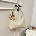 Sac croissant beige à texture litchi avec foulard en soie accroché à une poignée - Blanc Cassé