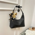 Sac hobo noir à motif litchi avec un foulard décoratif en soie imprimé sur la bandoulière - Noir