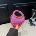 Metallisch-rosa Acryltasche mit vertikalen Streifen und goldener Kettenriemen - Rosa