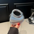 Metallisch silberne Falten-Clutch mit rundem Griff oben und silberner Kette - Silber