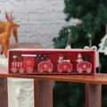 Dettaglio di un trenino natalizio in legno in confezione regalo con figure di Babbo Natale - Rosso