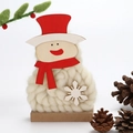 Detalle de un muñeco de nieve de lana blanca con gorro rojo y bufanda sobre base madera - Adorno de Muñeco de Nieve (20)