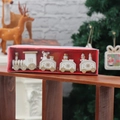Dettaglio del trenino di Natale bianco in legno con orso e pupazzo di neve in scatola - Bianco