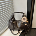 Grande borsa tote marrone scuro minimalista con nappe e ciondolo a pecora sulla finestra - Con Ciondolo / caffè