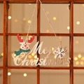 Weihnachtsanhänger aus Holz mit Rentier und Schneeflocke vor Gitterhintergrund - Buchstabe Rentier Stil