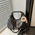 Borsa tote a mezzaluna nera con cerniere metalliche e charm a forma di animale peluche - Con Ciondolo / Nero