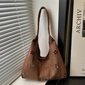 Borsa tote marrone scuro con fiori traforati in finta pelle scamosciata e tracolla - caffè