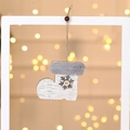 Dettaglio di ornamento natalizio in legno a forma di calza con peluche e fiocco di neve - Calza di Natale