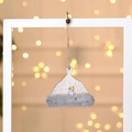 Dettaglio del ciondolo a cappello di Natale in legno con pelliccia sintetica grigia - Cappello