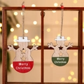 Dettaglio di due decorazioni a pupazzo di neve in legno con scritta Merry Christmas - Pupazzo di Neve
