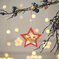Nahaufnahme eines leuchtenden Holzsterns mit Hirsch-Ausschnitt und warmem LED-Licht - Pentagramme
