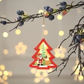 Leuchtender Holz-Weihnachtsbaumschmuck mit Weihnachtsmann und Rentier vor Bokeh-Hintergrund - Weihnachtsbaum