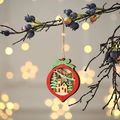Detail eines hölzernen Weihnachtssterns mit LED-Licht und 3D-Schnitzerei als Dekoration - Rund