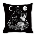 Housse de coussin noire gothique avec lune, silhouettes de chats blancs et tête de mort - Crâne Chat Noir Gothique (26)