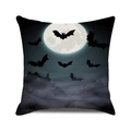 Detalle de funda de cojín de Halloween con luna y murciélagos sobre tela de lino - 45x45 cm / Murciélagos del Bosque bajo la Luna (8)