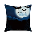 Detalle de funda de cojín de Halloween con luna azul, murciélagos y árboles secos - 45x45 cm / Luna Nubes Murciélagos (10)