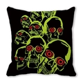 Housse de coussin Halloween avec crânes vert néon sur tissu noir en peau de pêche - Crânes Néon Partout (31)