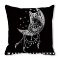 Housse de coussin Halloween noire avec motif de loup, lune et attrape-rêves blanc - Loup & Croissant de Lune (36)