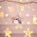 Dettaglio di stella in feltro con renna 3D e alberi di pino per decorazioni natalizie - Stella Grigia