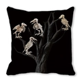 Détail de la housse de coussin Halloween avec squelette d'oiseau et motifs d'arbres - 45x45 cm / Style Bois Mort et Squelettes d'Oiseaux(32)