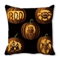 Detalle de funda de cojín de Halloween con cinco calabazas brillantes sobre tela negra - 4796758402603 / Estilo Mezcla Calabaza BOO (4)