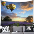 Lavendelfeld-Wandteppich mit Heißluftballons über einem Sofa in einem gemütlichen Raum - Muster 11-100x70 (Pfirsichhaut)