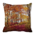 Quadratischer Kissenbezug mit goldenem Herbstwald und bunten Blättern aus Pfirsichhaut - Goldener Waldlandschaftsstil (4)