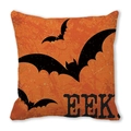 Detail van de oranje Halloween kussensloop met zwarte vleermuizen en de tekst EEK - Zwarte Vleermuis Silhouet Patroon(2)