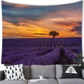 Wandteppich mit Lavendelfeld-Landschaft und Sonnenuntergang über einem grauen Sofa - Muster 22-100x70 (Pfirsichhaut)