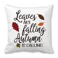Detalle del texto Autumn Leaves Are Falling en funda de cojín de calabaza de otoño - Texto escrito a mano con hojas de cuatro colores