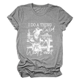 Nahaufnahme eines grauen Baumwoll-T-Shirts mit Western-Print und weicher Stoffstruktur - S / Dunkelgrau (Weiße Buchstaben)