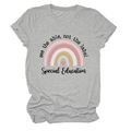 Détail du graphique arc-en-ciel et texte éducation spéciale sur t-shirt gris en coton - Gris Clair (Texte Noir)