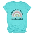 Détail du t-shirt sarcelle avec graphisme arc-en-ciel See the Able pour enseignants - Bleu Eau Profonde (Texte Noir)
