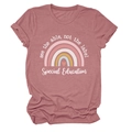 Détail d'un t-shirt en coton rose avec imprimé arc-en-ciel et texte See the able not the label - Or Rose (Texte Blanc)