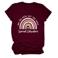 Détail du t-shirt en coton bordeaux avec motif arc-en-ciel et texte de motivation - Rouge Vin (Texte Blanc)