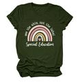 Détail d'un t-shirt en coton avec imprimé arc-en-ciel et citation de motivation brodée - Vert Armée (Texte Blanc)