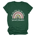 Détail de l'imprimé arc-en-ciel et du texte d'éducation spécialisée sur t-shirt vert - Vert Rétro (Texte Blanc)