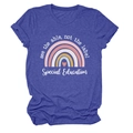 Vue détaillée d'un t-shirt décontracté avec imprimé arc-en-ciel See the able - Bleu Rétro (Texte Blanc)