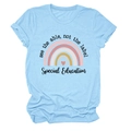 Détail du t-shirt bleu clair avec arc-en-ciel et imprimé 'see the able, not the label' - Bleu Clair (Texte Noir)