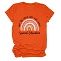 Détail du t-shirt orange avec imprimé arc-en-ciel et texte See the able not the label - Orange